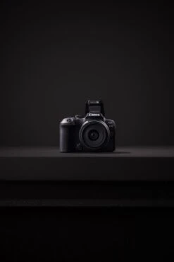 Canon® Canon EOS R10 With RF-S 18-45mm IS STM Lens 38 Canon® Canon EOS R10 With RF-S 18-45mm IS STM Lens -Nikon Shop 2022 04 13 canon eos r10 59 of 258