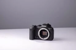 Canon® Canon EOS R7 Mirrorless Camera (Body Only) 13 Canon® Canon EOS R7 Mirrorless Camera (Body Only) -Nikon Shop 2022 04 13 canon eos r7 198 of 258